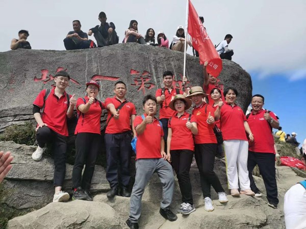 登顶梧桐山.jpg 登顶梧桐山.jpg