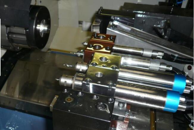 排刀机安装大扭矩电主轴.jpg 排刀机安装大扭矩电主轴.jpg