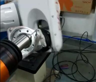 机械臂抓取工件去毛刺.jpg 机械臂抓取工件去毛刺.jpg