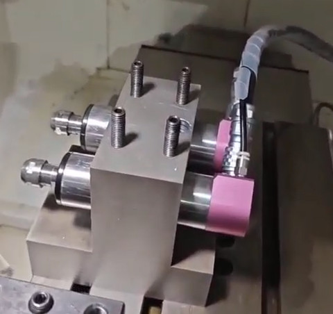 排刀机钻孔<a href='gaosuzhuzhou.htm' class='keys' title='点击查看关于电主轴的相关信息' target='_blank'>电主轴</a>.jpg